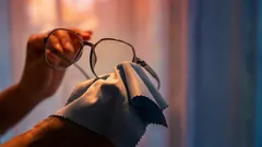 Geen schoonmaakmiddelen of alcohol: de juiste manier om lenzen schoon te maken zonder het glas te beschadigen