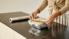 Het is belangrijk dat elke huisvrouw weet in welke gevallen het gebruik van aluminiumfolie schadelijk is.