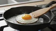 Deze truc verandert je leven: waarom je bij het bakken van eieren een ijsklontje toevoegt?