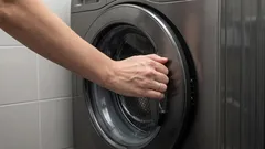 Wat kun je zelf doen als de deur van de wasmachine vastzit?