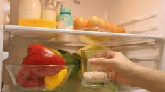 Een glas met zout in de koelkast lost een veelvoorkomend probleem op: een simpele truc voor luie huisvrouwen