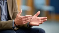 Vanuit psychologisch perspectief: wat betekent het als iemand vaak gebaren gebruikt tijdens een gesprek?