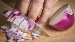 Zo krijg je uiengeur van je handen af: een chef deelt 4 bewezen tips