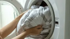 Hoe was je een dekbed of plaid dat niet in de wasmachine past?