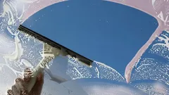 Ramen wassen zonder strepen: de simpele truc met afwasmiddel die echt werkt